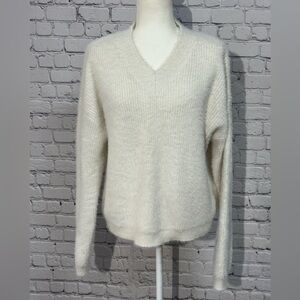PrettyLittleThing Cream/White V-Neck Sweater